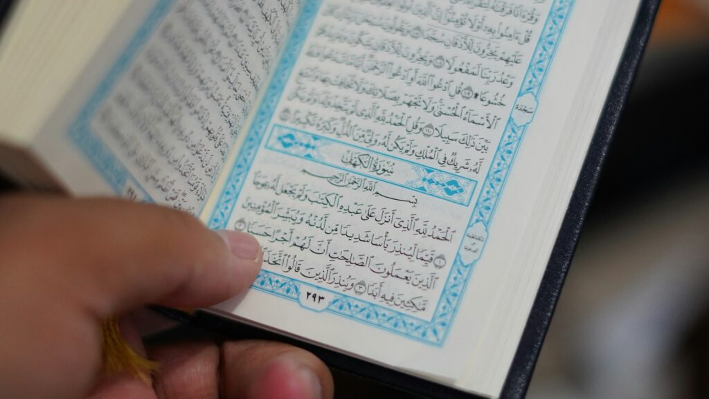 Hukum Membaca Al-Qur'an dengan Benar bagi Kaum Muslimin